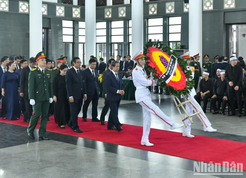 教育培训部代表团吊唁越共中央总书记阮富仲逝世。 教育培训部代表团吊唁越共中央总书记阮富仲逝世。