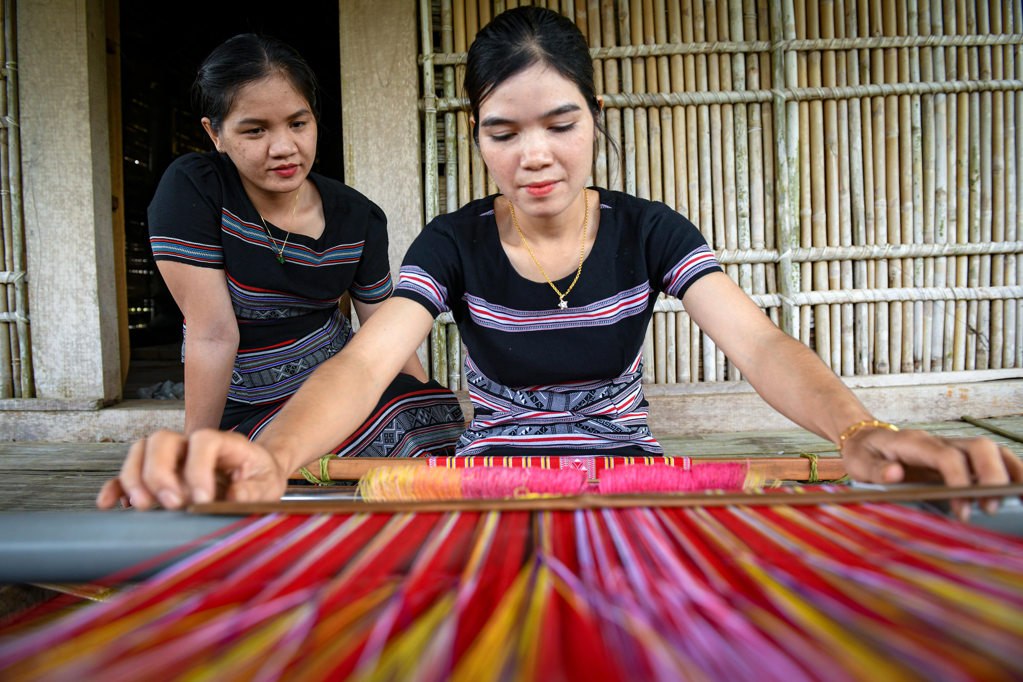 赫耶族妇女织布。（图片来源：成达 摄）