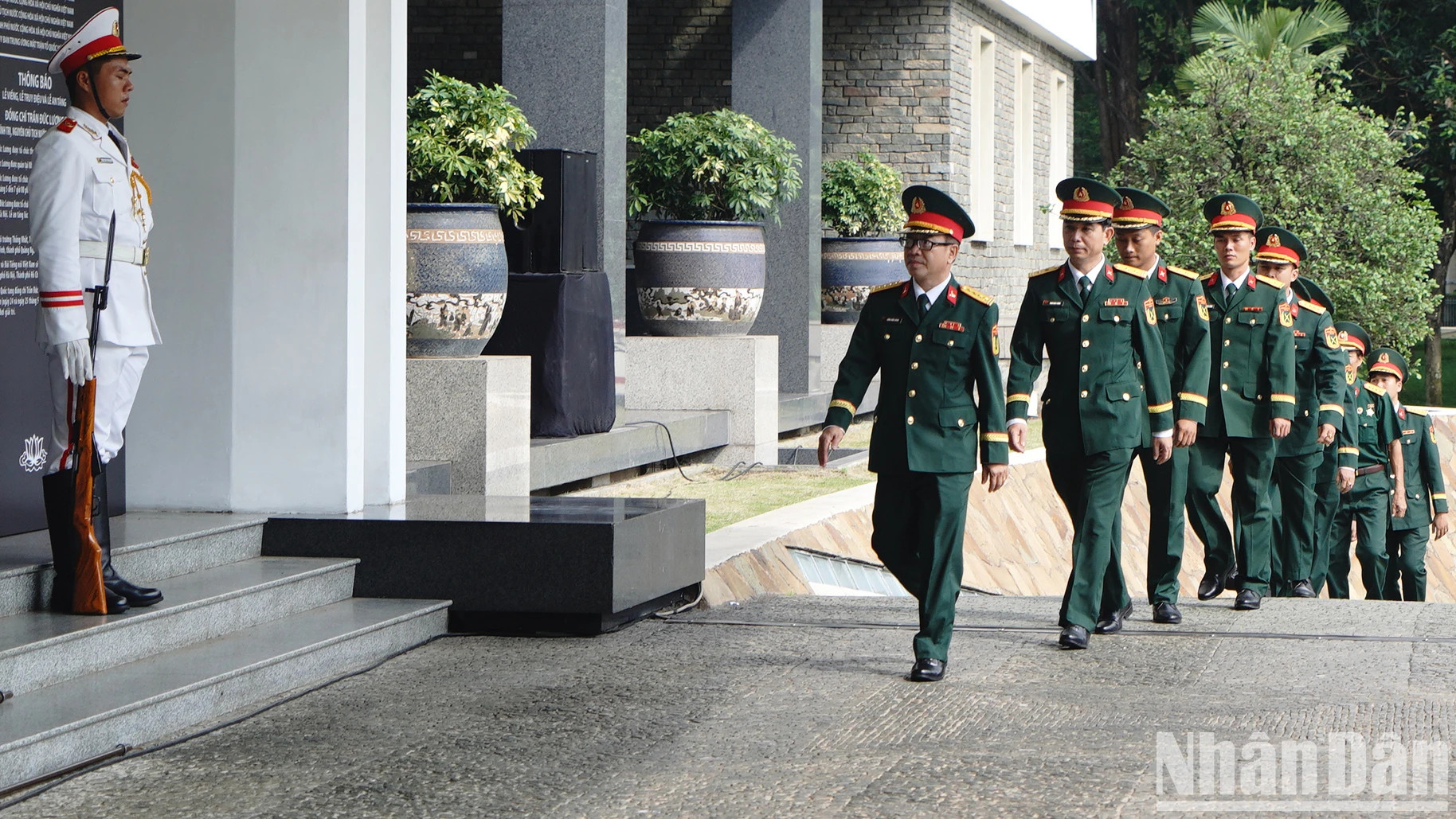 军队力量前来吊唁原国家主席陈德良逝世。