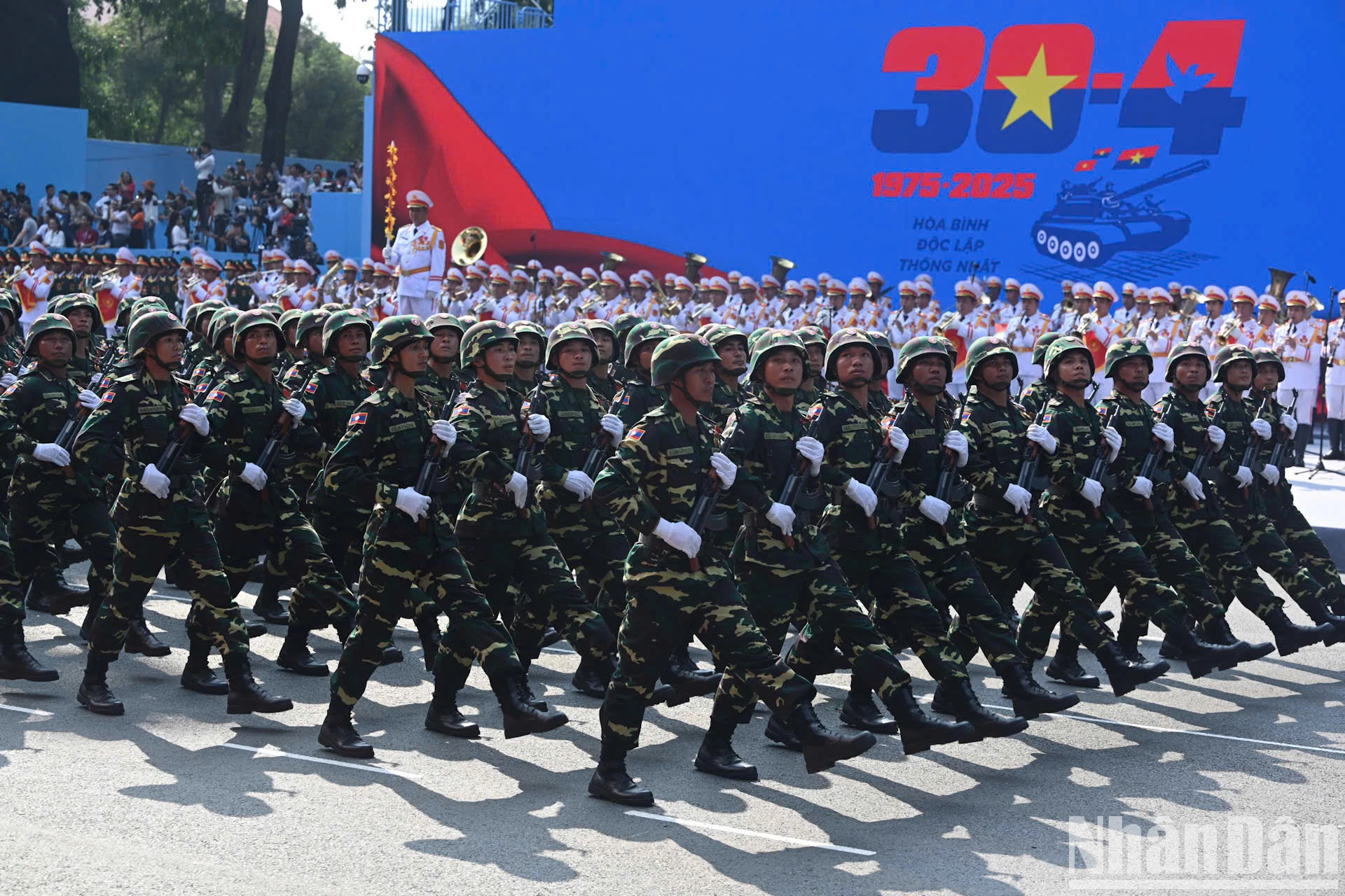 老挝军队参加阅兵。