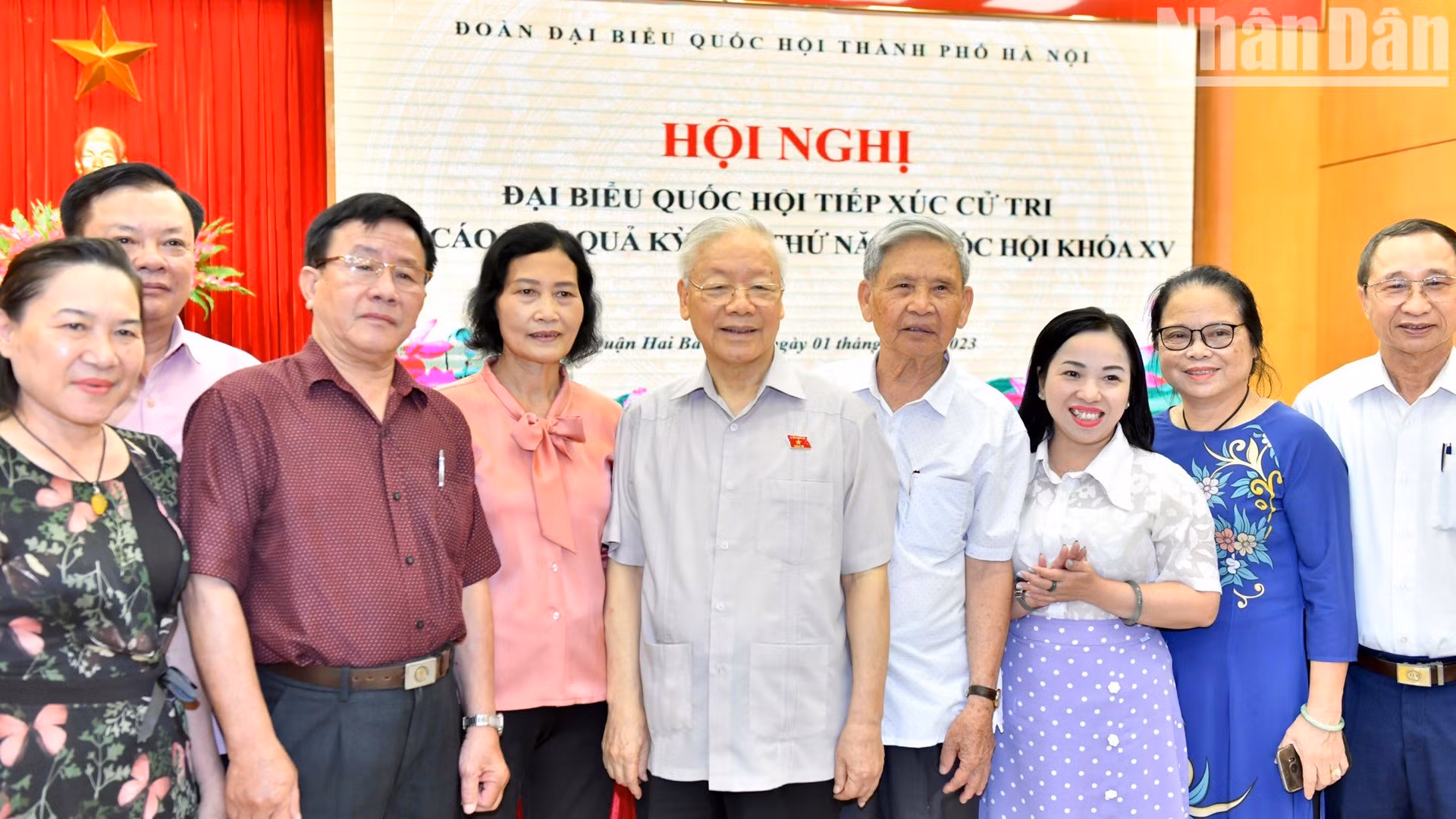 阮富仲总书记同栋多、巴亭、二征夫人等郡选民合影。