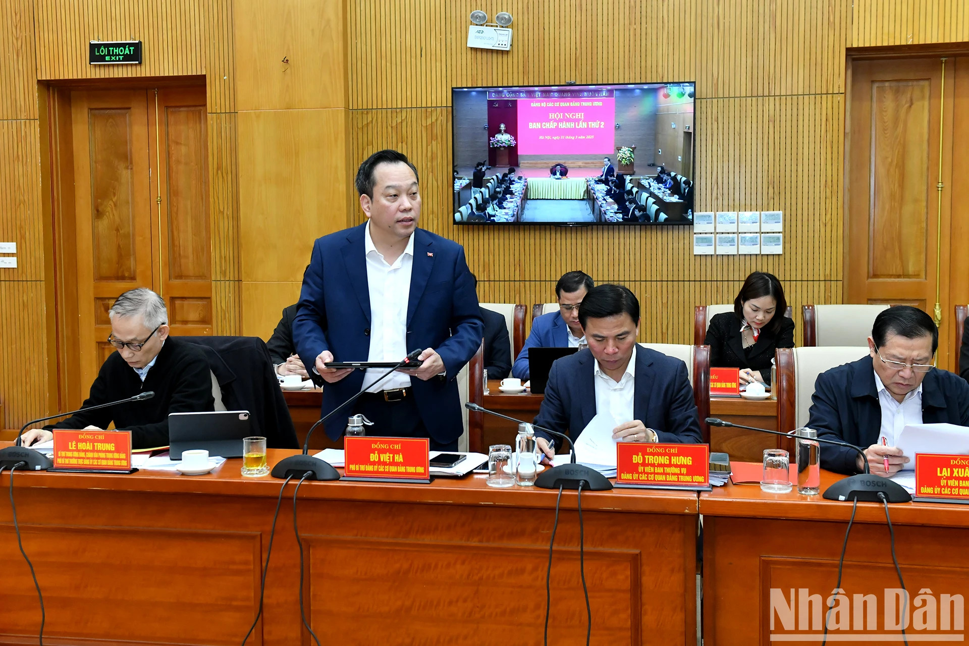 中央机关党委副书记杜越河在会上发表讲话。