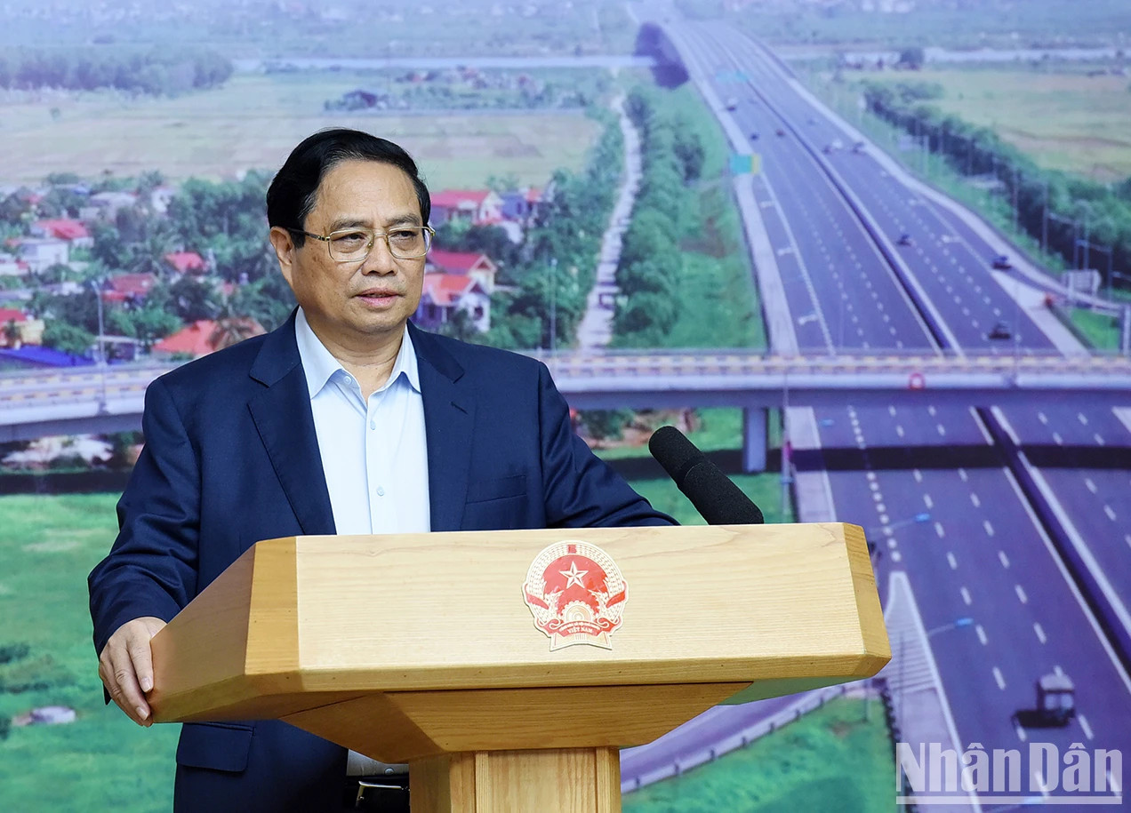 范明正总理在会议上发表讲话。 范明正总理在会议上发表讲话。