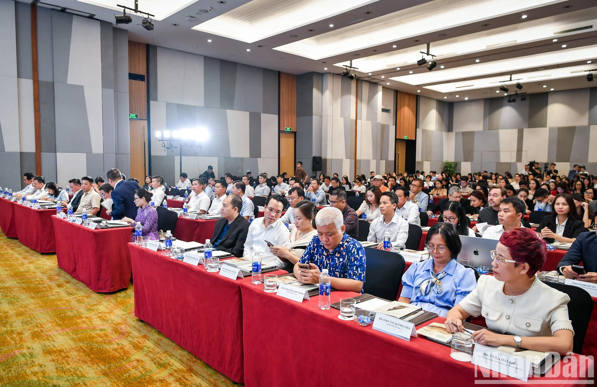 9月23日,《人民报》社在河内公布了2024年第二季社区行动奖。 9月23日,《人民报》社在河内公布了2024年第二季社区行动奖。