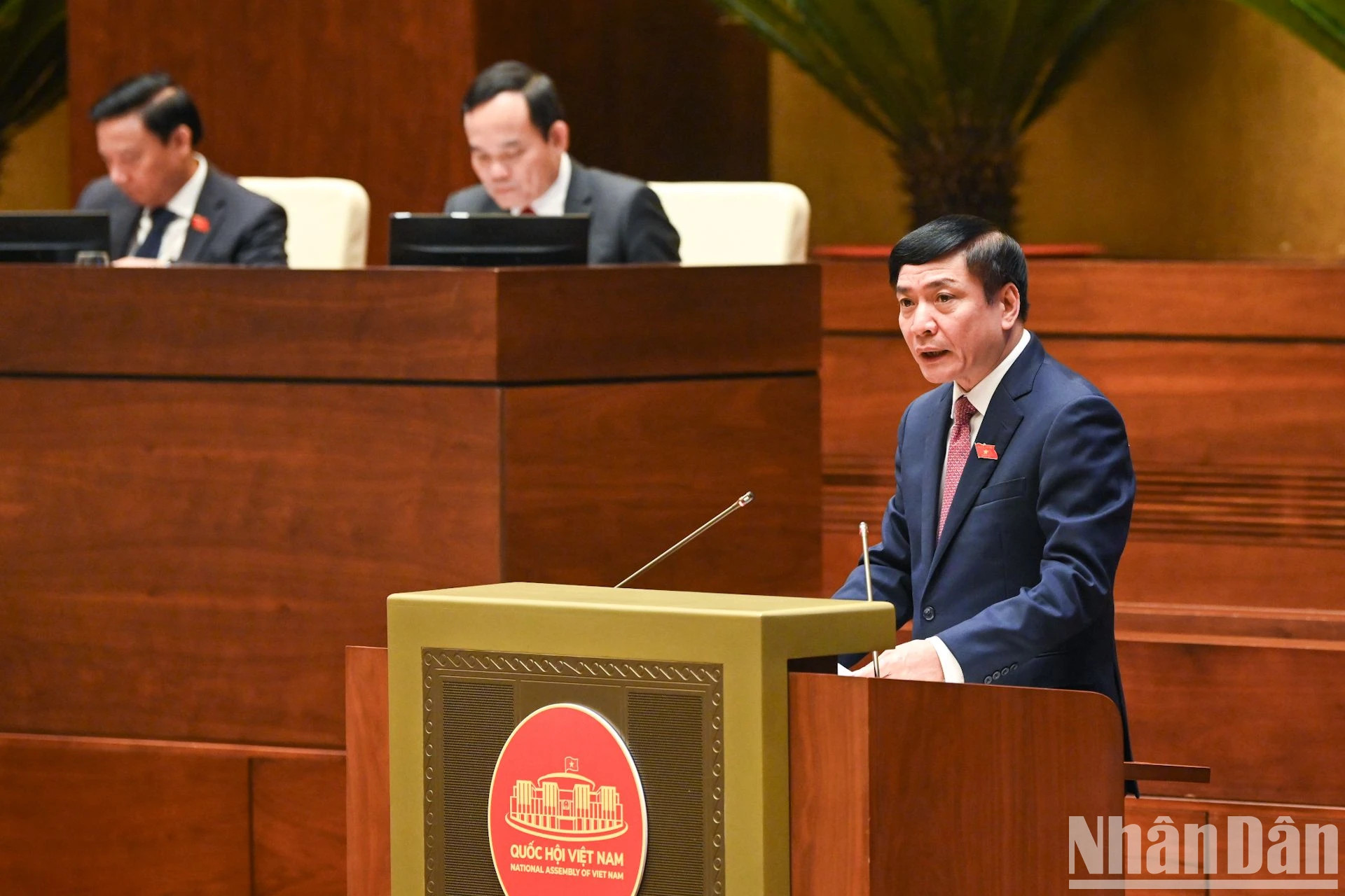 国会秘书长、国会办公厅主任裴文强作报告。 国会秘书长、国会办公厅主任裴文强作报告。