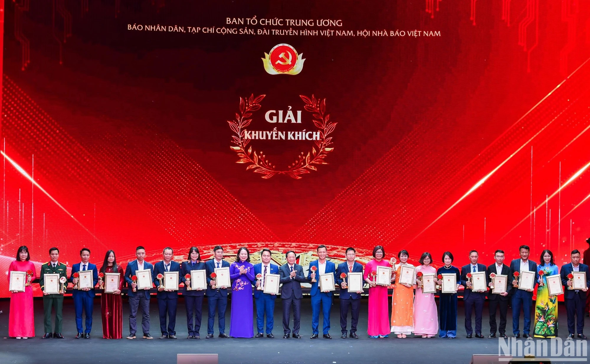 越共中央书记处书记、越南人民军总政治局主任郑文决上将和越共中央委员、国家副主席武氏映春为获奖作者颁发鼓励奖。 越共中央书记处书记、越南人民军总政治局主任郑文决上将和越共中央委员、国家副主席武氏映春为获奖作者颁发鼓励奖。