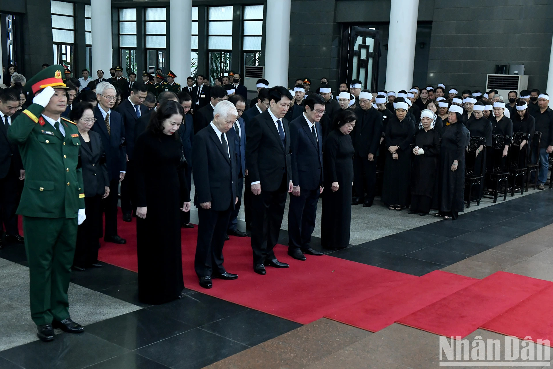 由越共中央政治局委员、国家主席梁强率领的国家主席代表团吊唁原国家主席陈德良逝世。 由越共中央政治局委员、国家主席梁强率领的国家主席代表团吊唁原国家主席陈德良逝世。