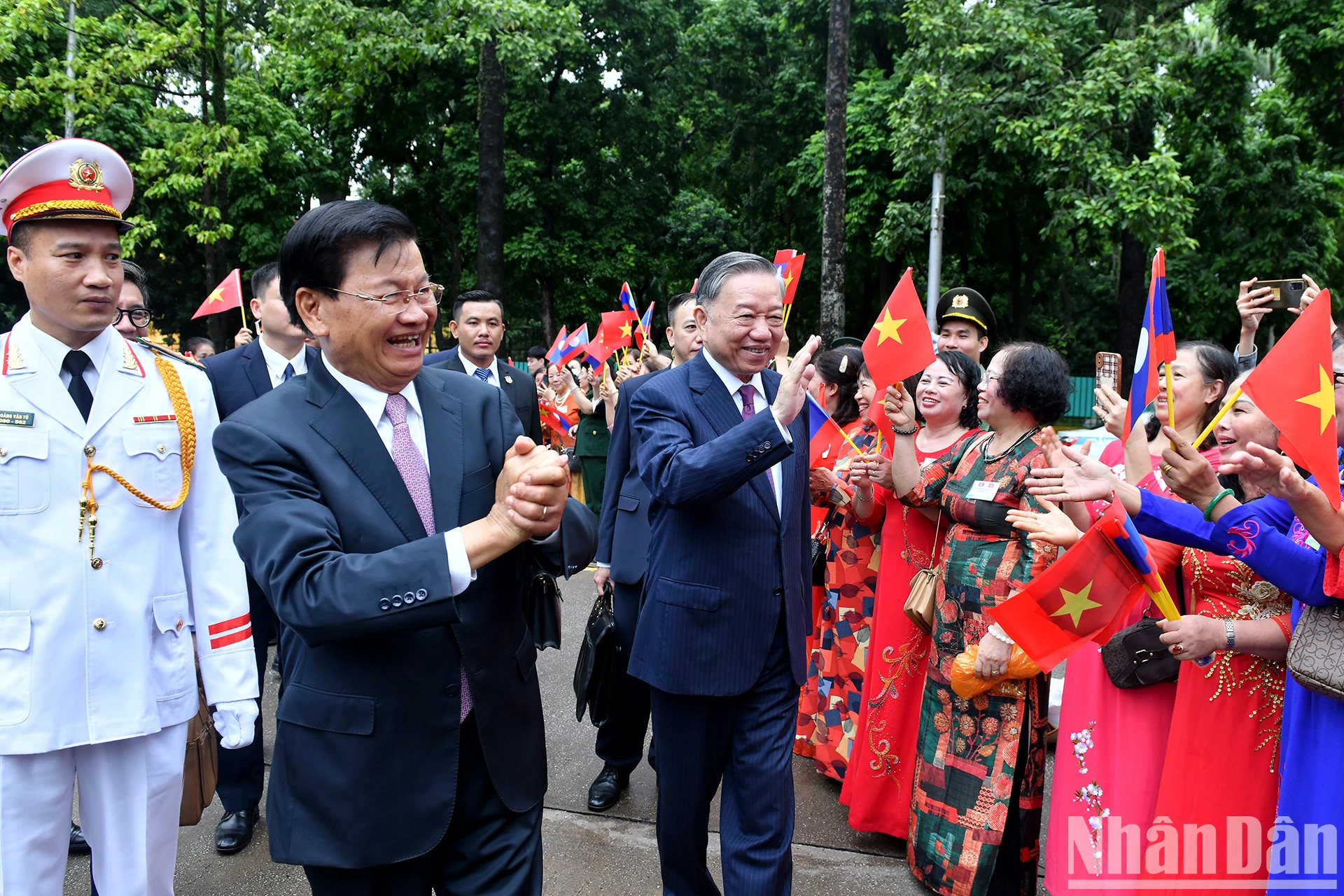 河内首都人民欢迎老挝人民革命党中央总书记、国家主席通伦·西苏里。 河内首都人民欢迎老挝人民革命党中央总书记、国家主席通伦·西苏里。