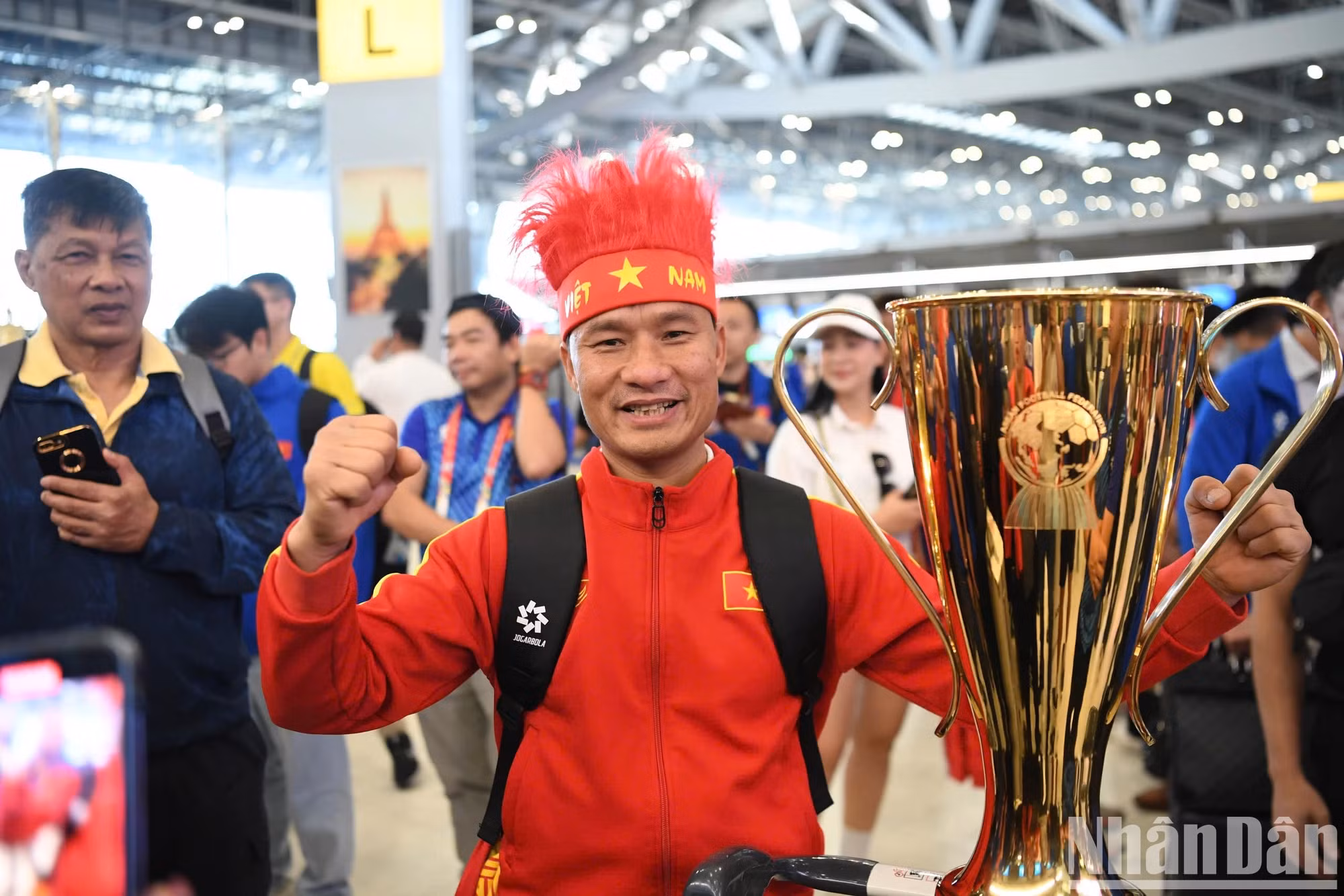 越南足球队信守诺言，将冠军奖杯带回祖国。