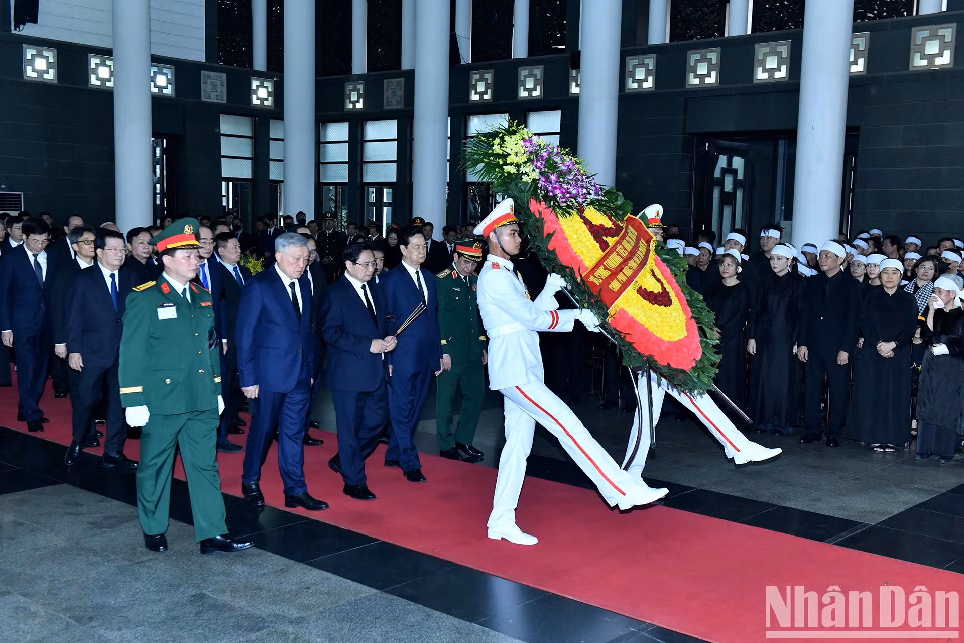 由越共中央政治局委员、政府总理范明正率领的政府代表团吊唁原国家主席陈德良逝世。