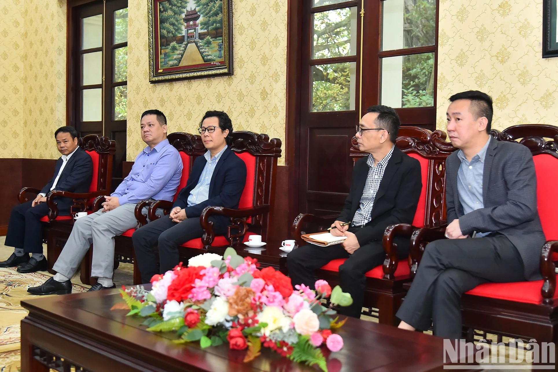 《人民报》社副总编辑丁如欢和本报各部领导出席会见。 《人民报》社副总编辑丁如欢和本报各部领导出席会见。