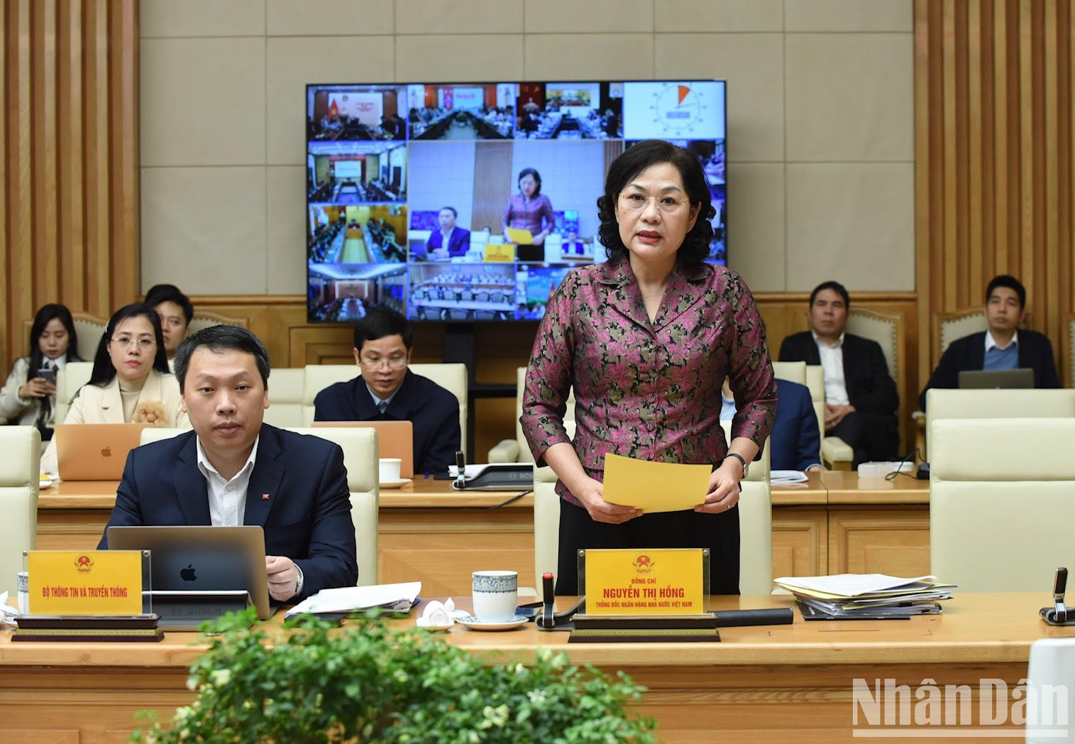 越南国家银行行长发表讲话。