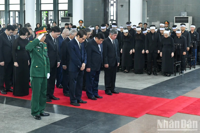 计划投资部代表团吊唁越共中央总书记阮富仲逝世。 计划投资部代表团吊唁越共中央总书记阮富仲逝世。