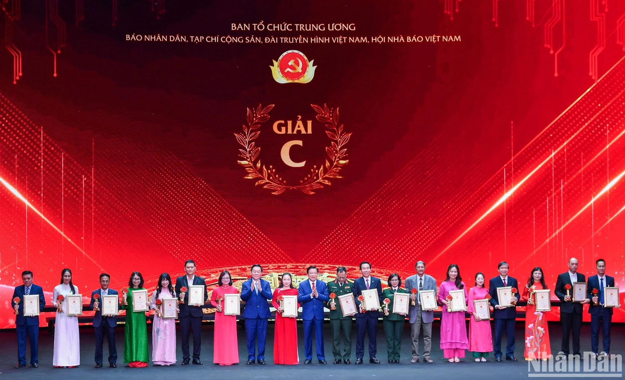 越共中央政治局委员、中央书记处书记、中央内务部部长潘廷镯,越共中央政治局委员、中央书记处书记、中央宣教部部长阮重义为获奖作者颁发三等奖。 越共中央政治局委员、中央书记处书记、中央内务部部长潘廷镯,越共中央政治局委员、中央书记处书记、中央宣教部部长阮重义为获奖作者颁发三等奖。