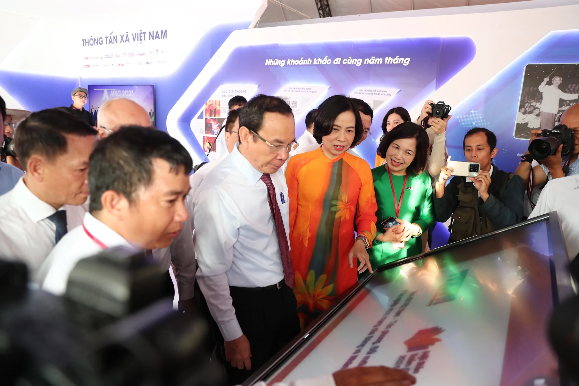 越共中央政治局委员、胡志明市市委书记阮文年参观越通社的展位。 越共中央政治局委员、胡志明市市委书记阮文年参观越通社的展位。