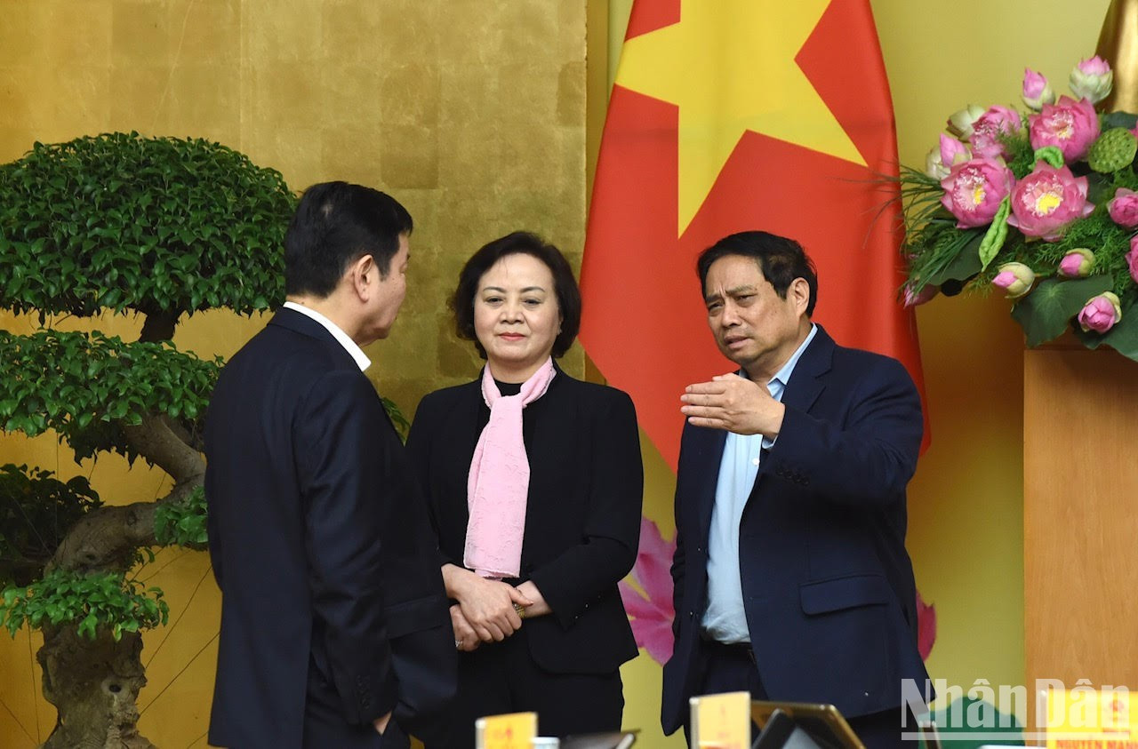 范明正总理中场休息时与代表们交换意见。