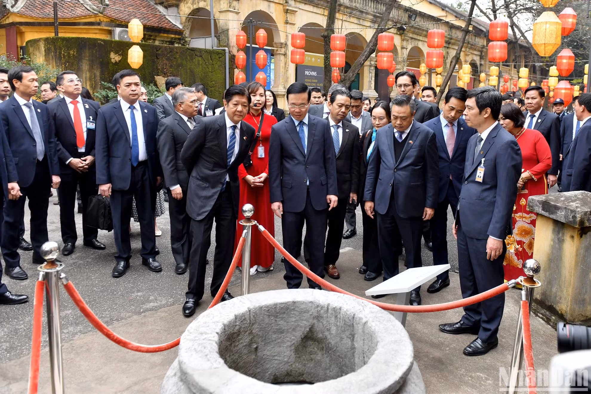 武文赏主席与菲律宾总统马科斯参观升龙皇城内的古老石井。