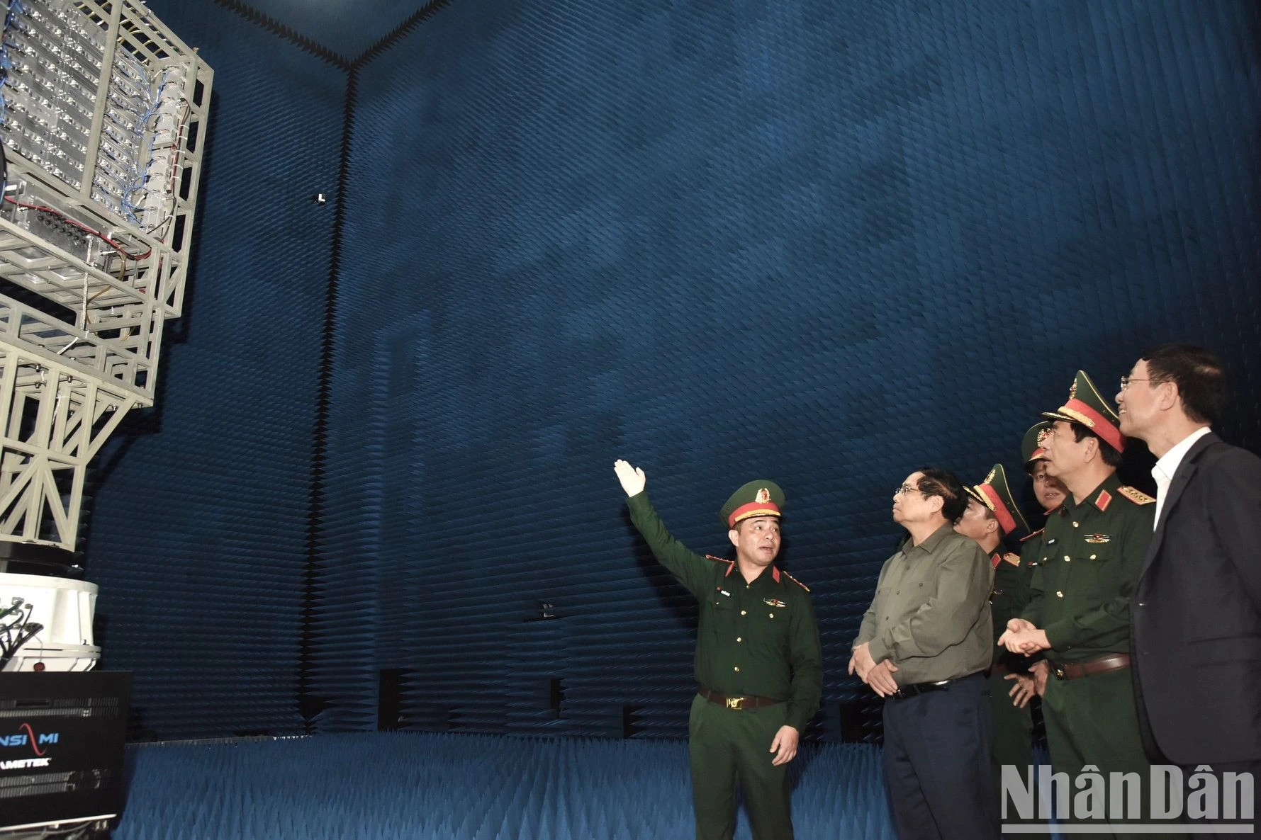 越南政府总理范明正参观Viettel集团高科技产品。