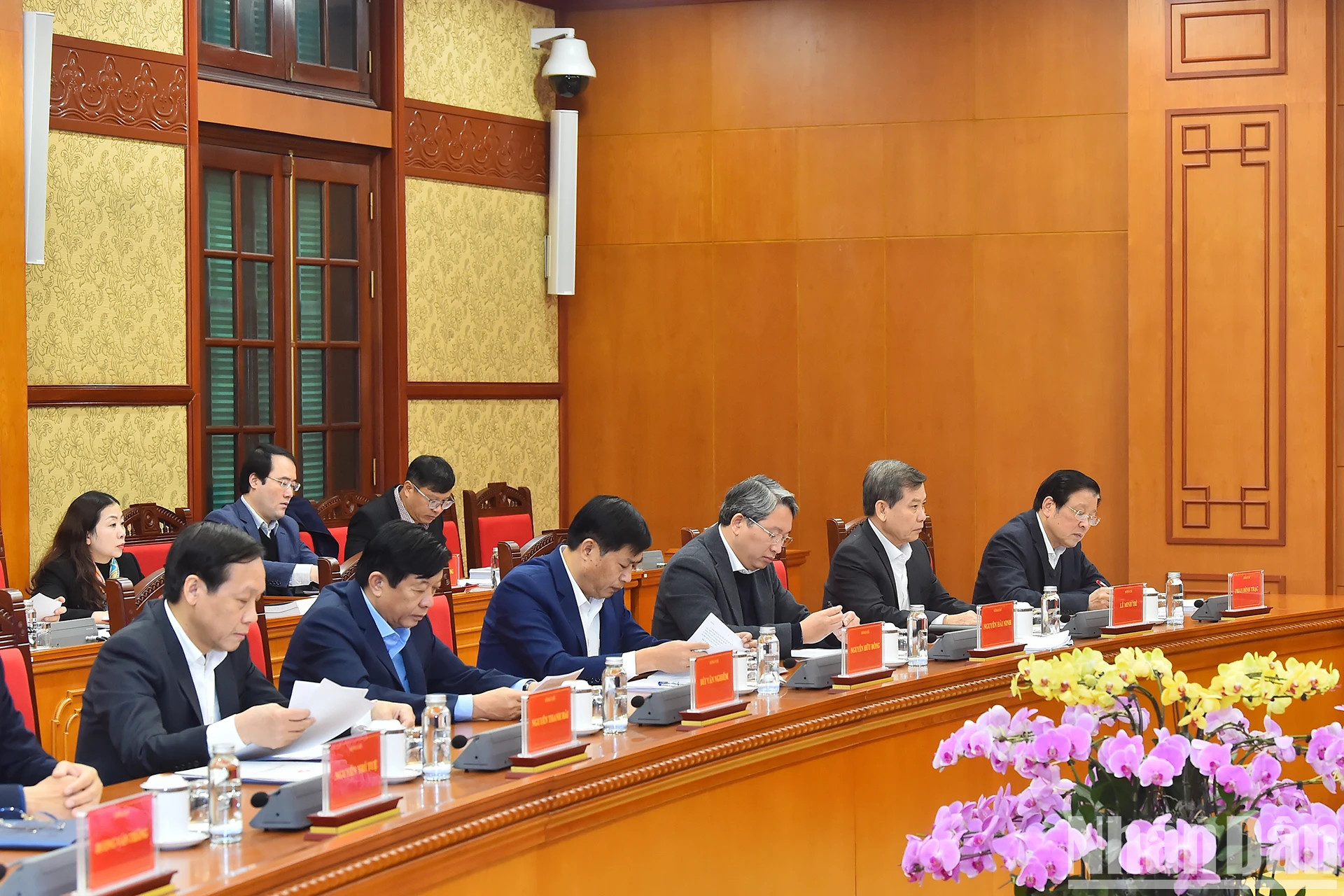 越共中央内政部部长潘廷镯和各位代表出席会议。 越共中央内政部部长潘廷镯和各位代表出席会议。