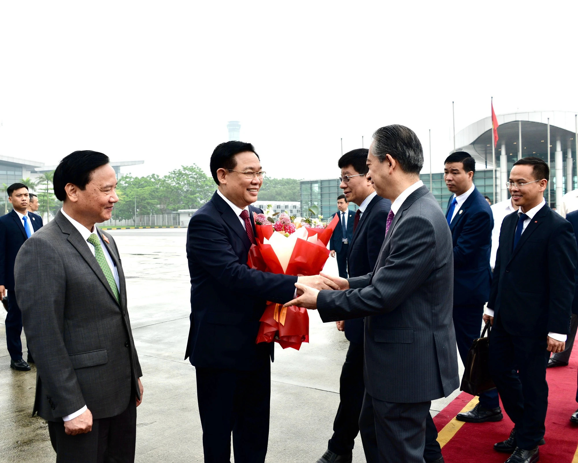 中国驻越南大使熊波在内排国际机场送行国会主席王廷惠。(图片来源:越通社) 中国驻越南大使熊波在内排国际机场送行国会主席王廷惠。(图片来源:越通社)
