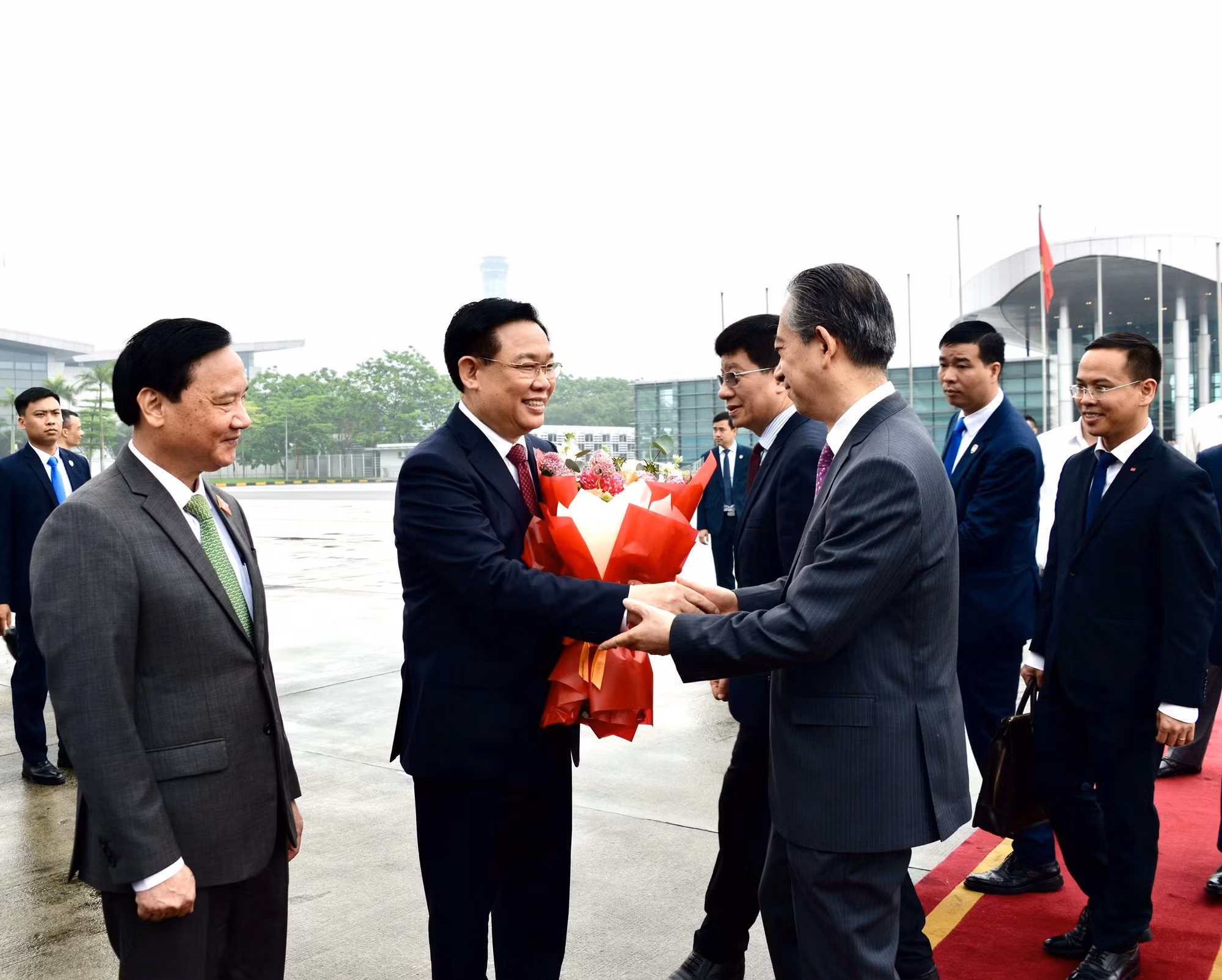 中国驻越南大使熊波在内排国际机场送行国会主席王廷惠。（图片来源：越通社）