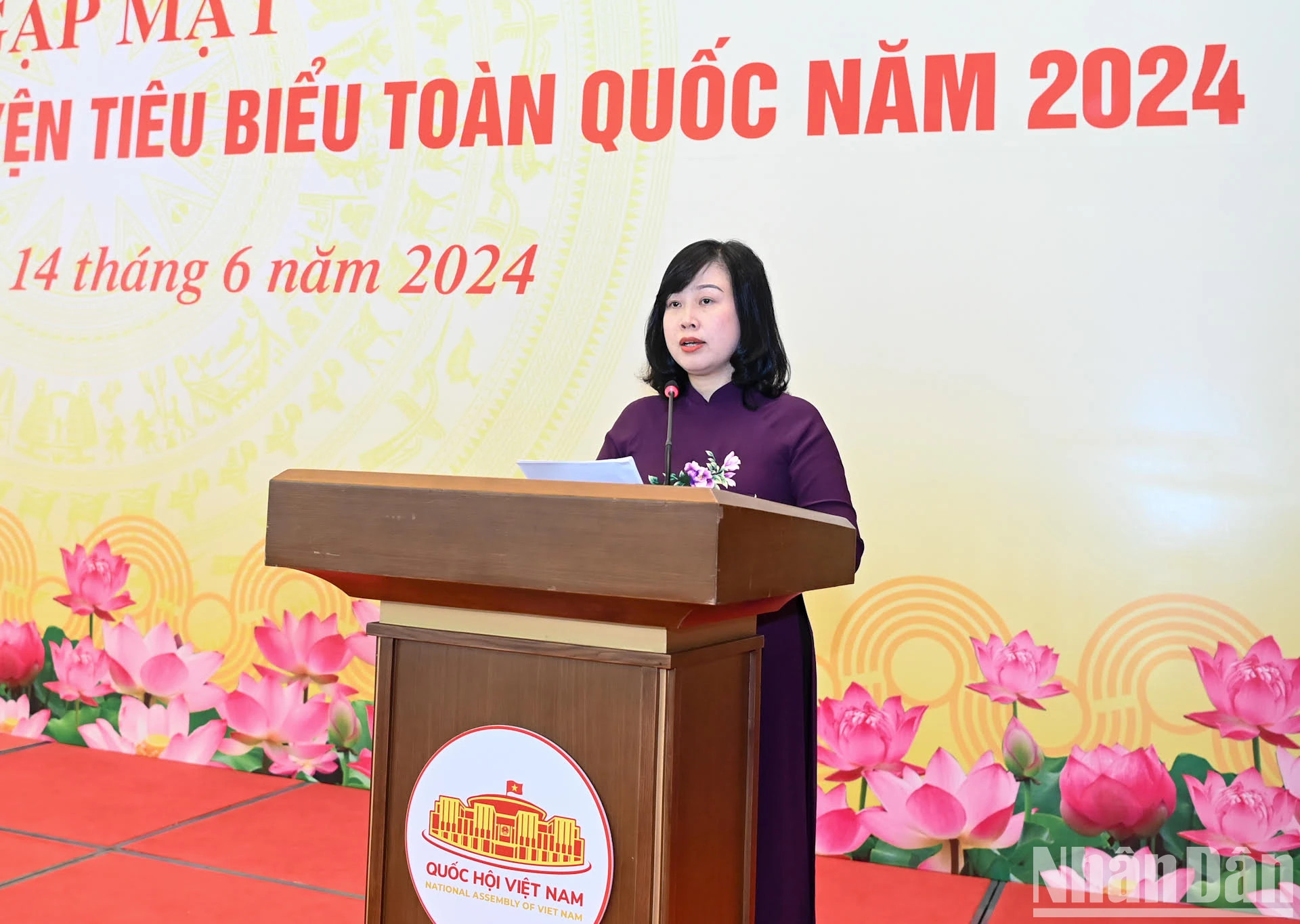 越南卫生部部长、无偿献血运动国家指导委员会主任陶红兰汇报无偿献血工作结果。 越南卫生部部长、无偿献血运动国家指导委员会主任陶红兰汇报无偿献血工作结果。