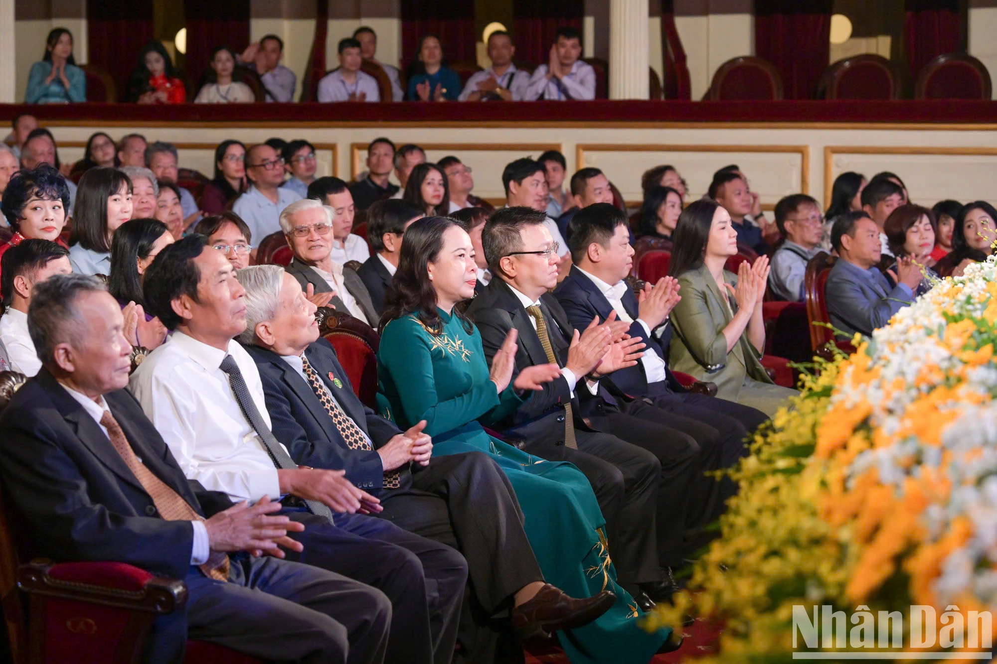 越南国家副主席武氏映春、《人民报》社总编辑黎国明和各位代表出席纪念典礼。 越南国家副主席武氏映春、《人民报》社总编辑黎国明和各位代表出席纪念典礼。