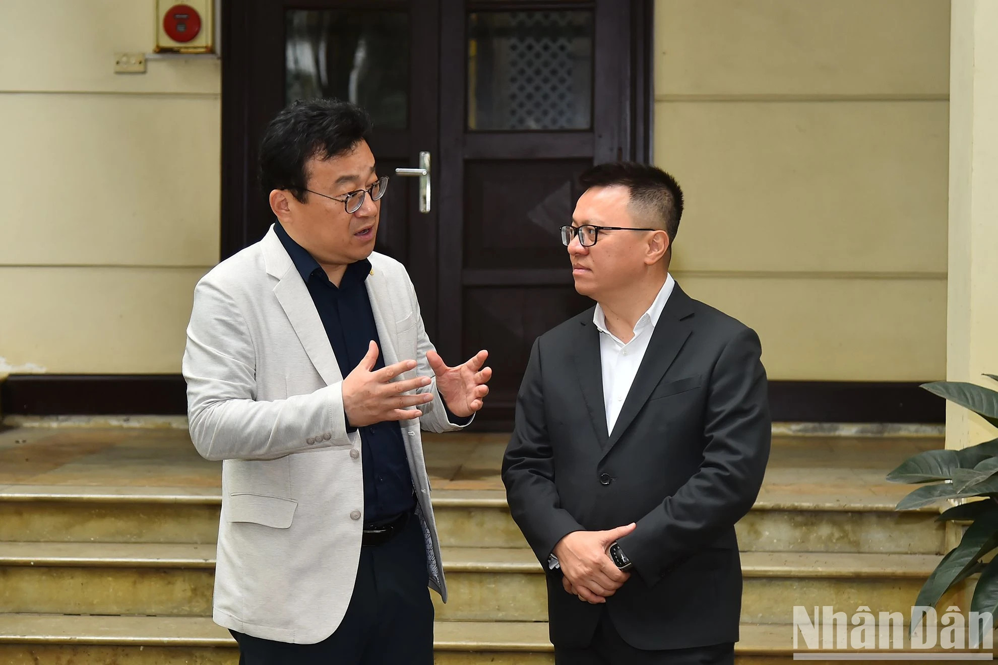 《人民报》社总编辑黎国明同韩国记者协会会长朴钟贤交谈。 《人民报》社总编辑黎国明同韩国记者协会会长朴钟贤交谈。