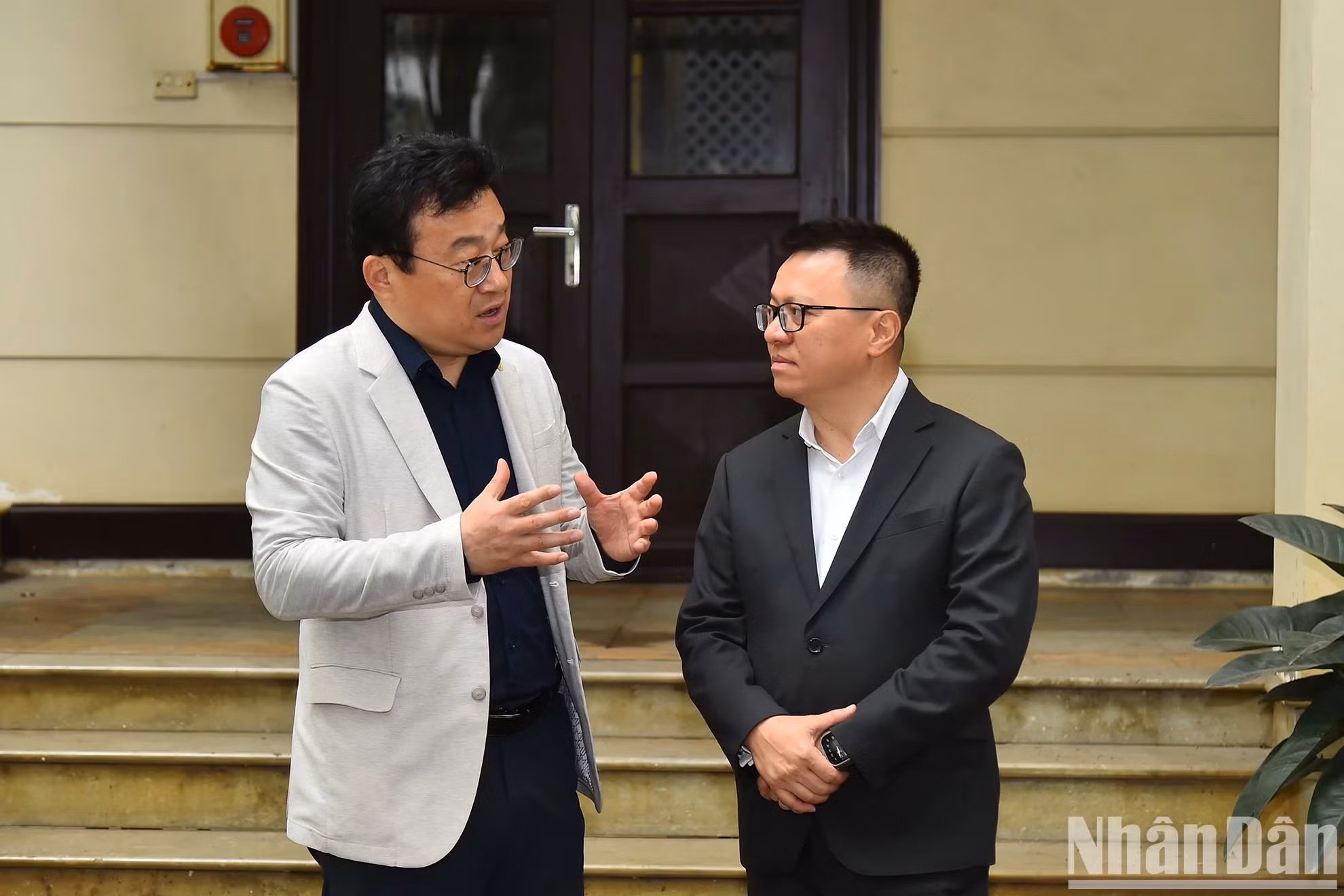 《人民报》社总编辑黎国明同韩国记者协会会长朴钟贤交谈。