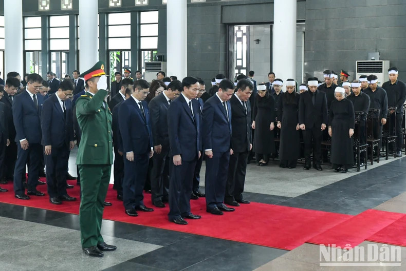 中央企业党委代表团吊唁越共中央总书记阮富仲逝世。 中央企业党委代表团吊唁越共中央总书记阮富仲逝世。