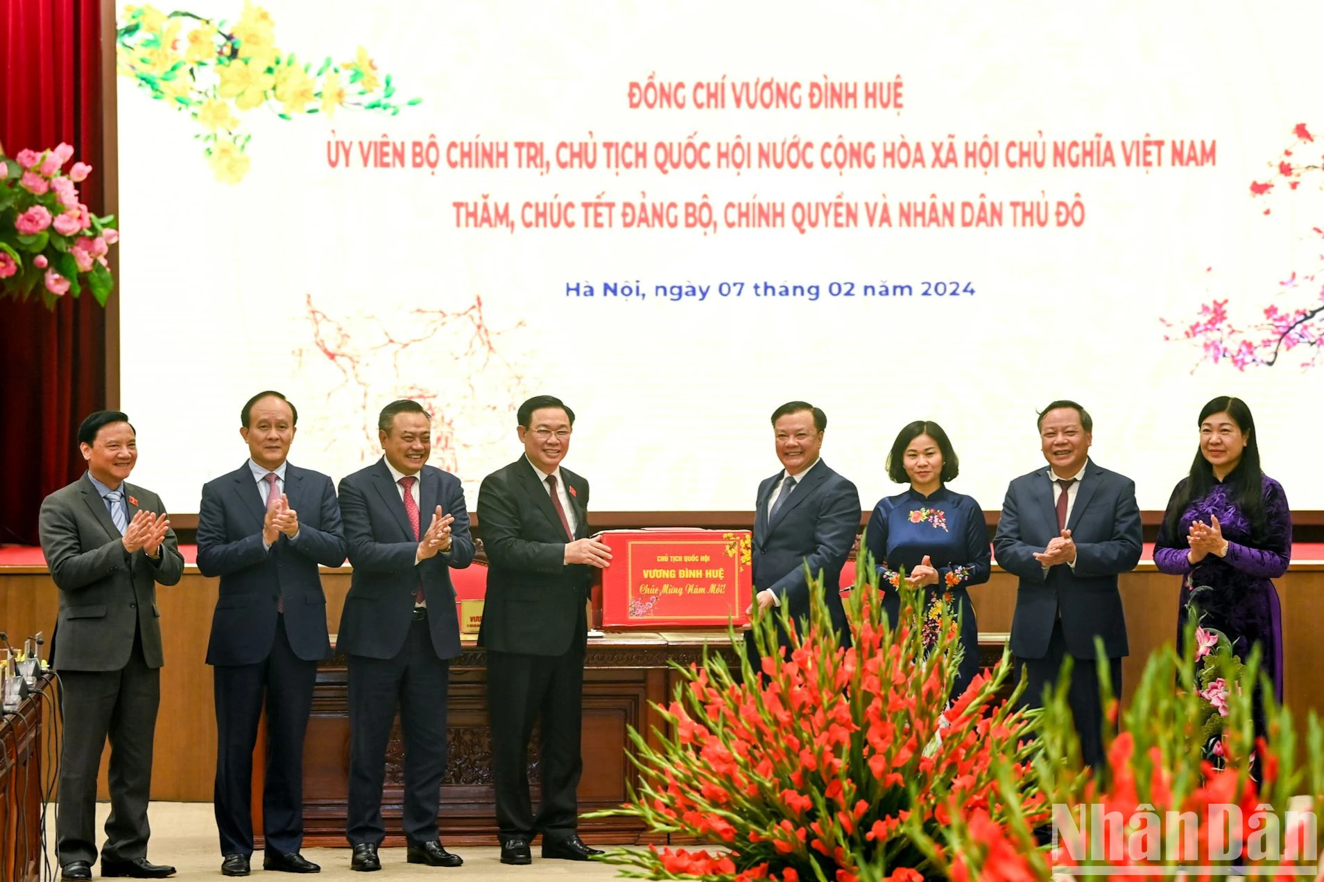 国会主席王廷惠向首都干部和人民赠送礼物。