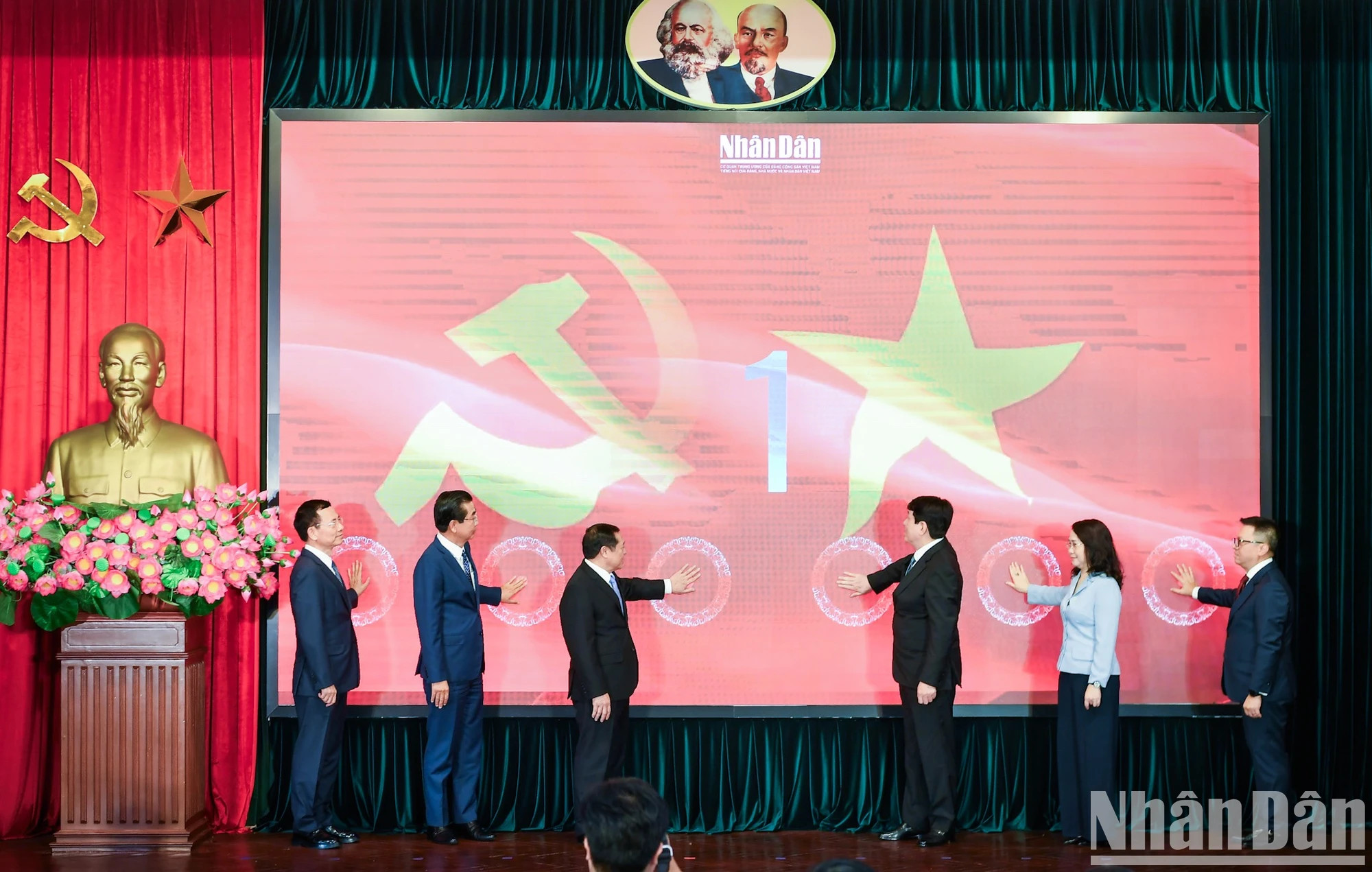 党和国家领导人参加“阮富仲总书记——党有品德、有远见的领导人”特别信息专栏 开通仪式。 党和国家领导人参加“阮富仲总书记——党有品德、有远见的领导人”特别信息专栏 开通仪式。