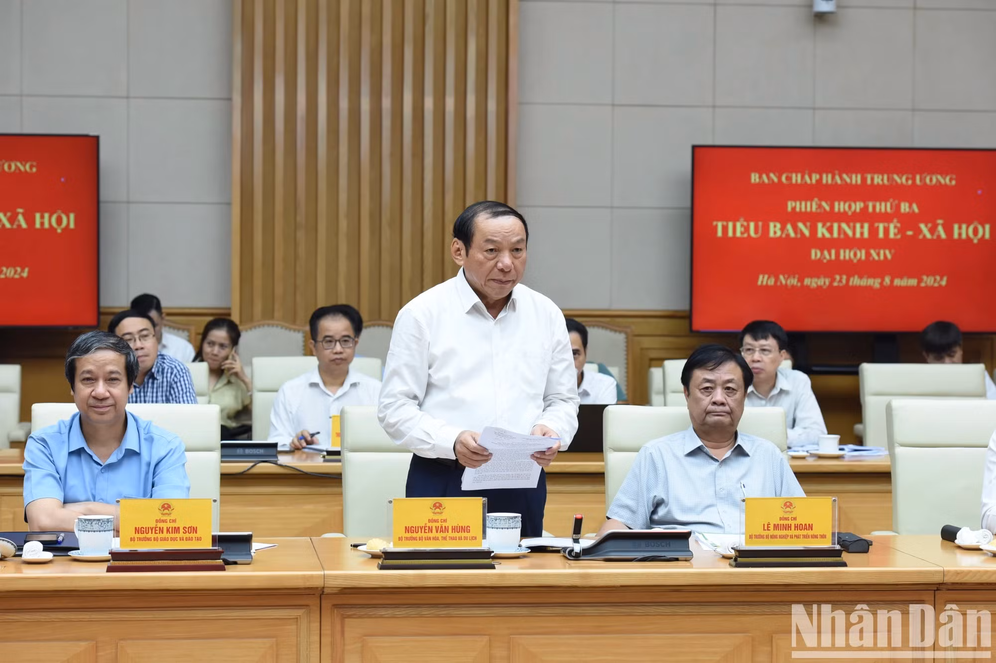 文化体育与旅游部部长阮文雄发表讲话。