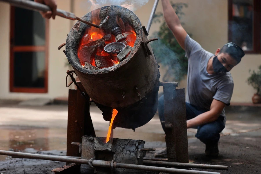 铜在适当的温度下熔化后，倒入模具中。