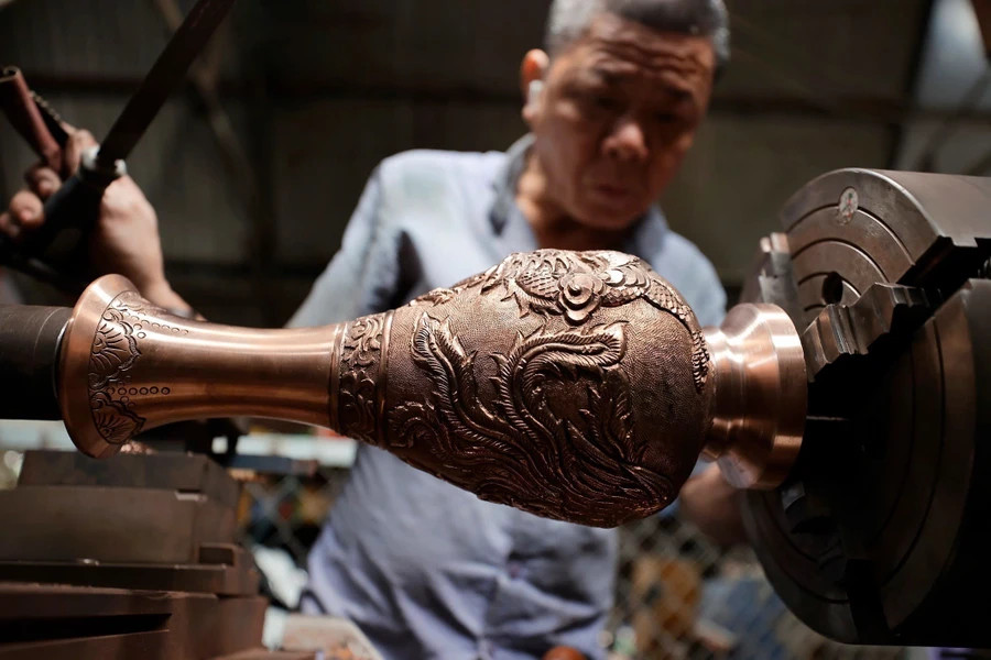 铸造完成后的产品由工匠手工抛光和精细打磨。