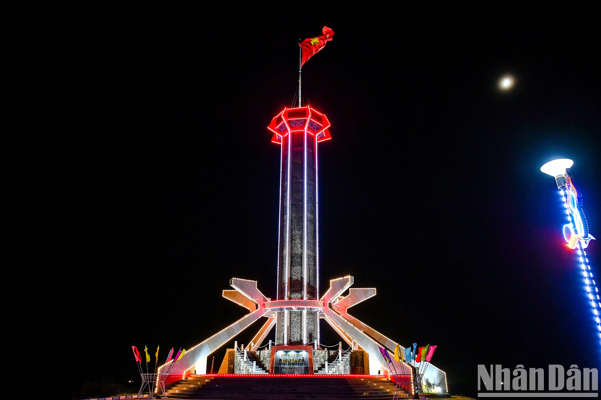 游客悠闲地行走在草洲岛美丽、梦幻的滨海大道上。