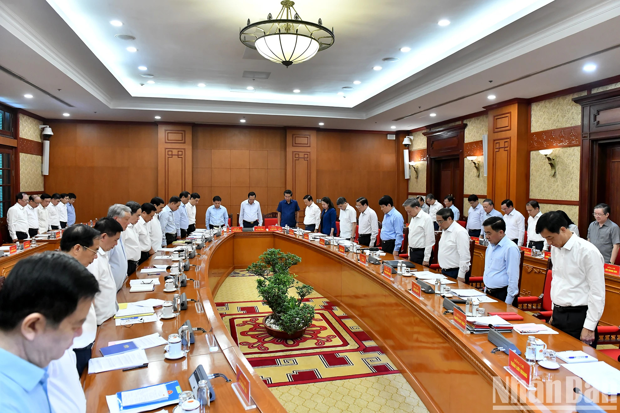 在会议召开前,与会代表为已故总书记阮富仲默哀一分钟。 在会议召开前,与会代表为已故总书记阮富仲默哀一分钟。