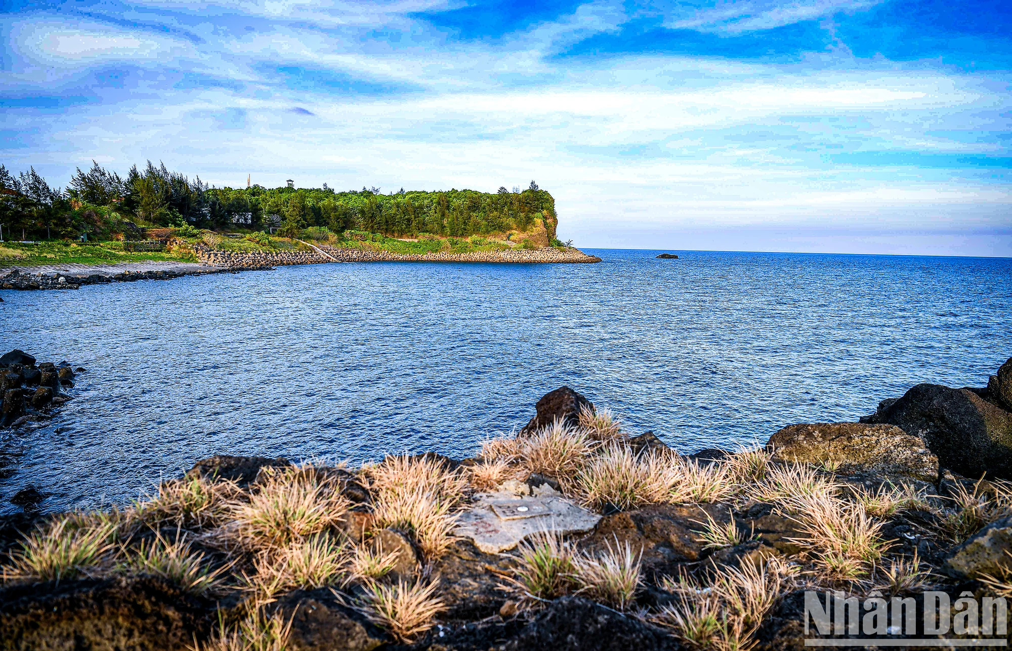 来到草洲岛，游客将看到四面环绕的蓝色大海。岛屿的海岸堤坝采用玄武岩构筑。