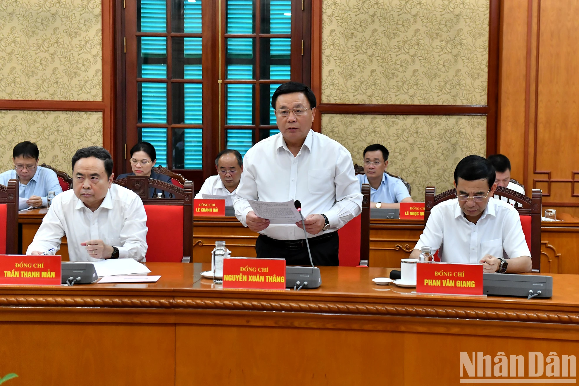 越共中央政治局委员、胡志明国家政治学院院长、中央理论委员会主席阮春胜作报告。 越共中央政治局委员、胡志明国家政治学院院长、中央理论委员会主席阮春胜作报告。