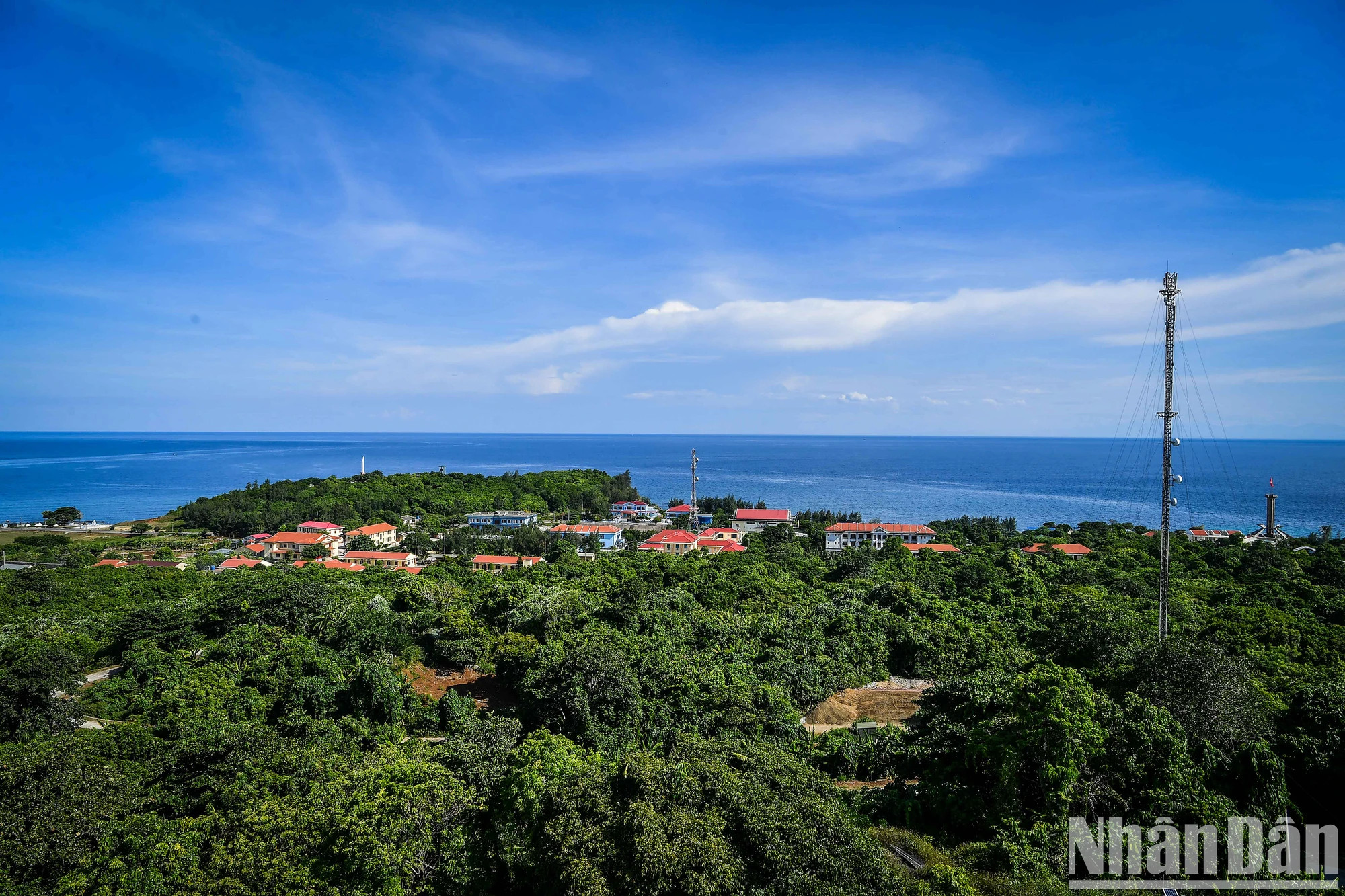 草洲岛拥有宁静而梦幻之美。草洲岛风景秀丽，空气清新，自然原始。