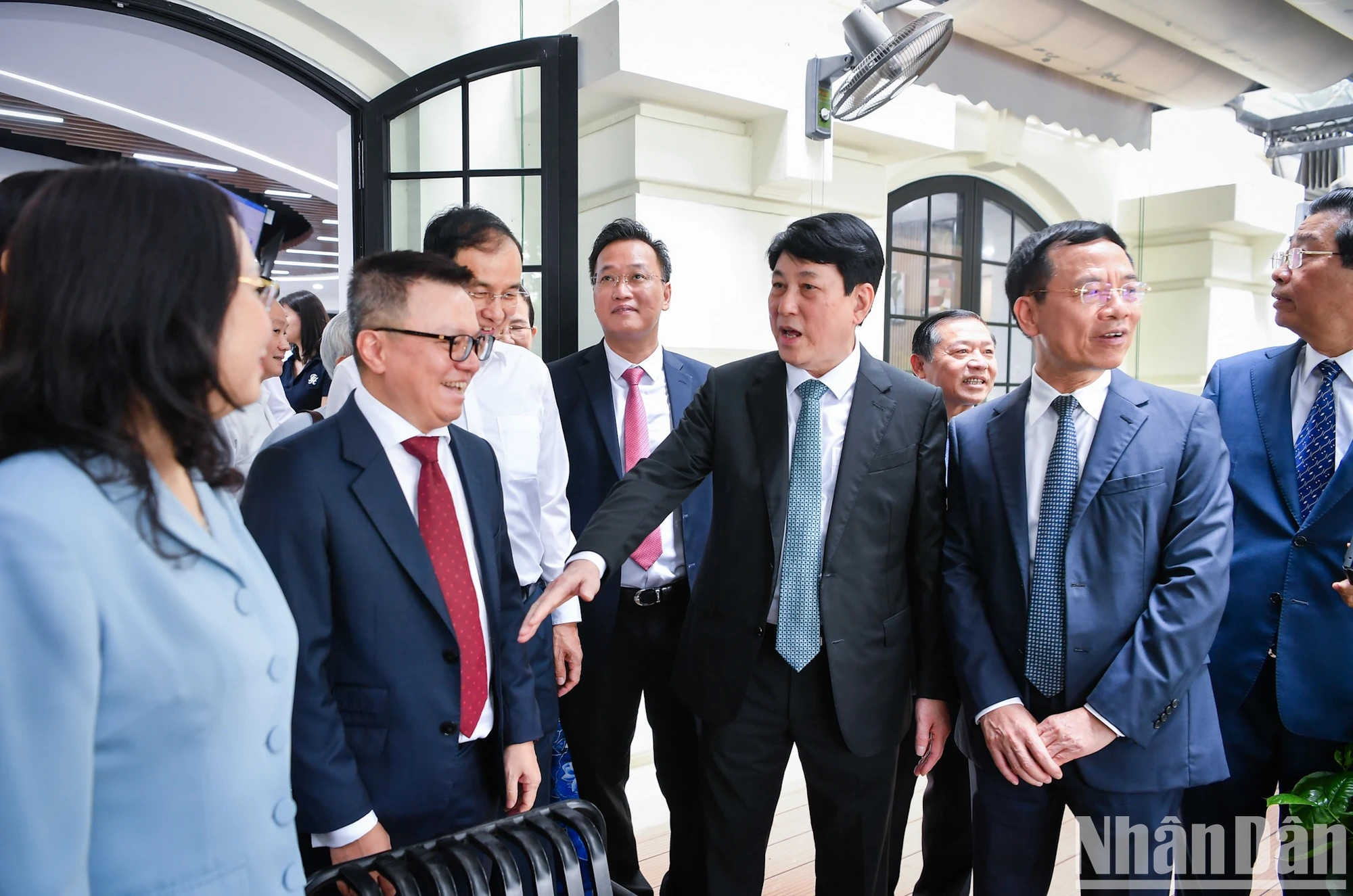 党和国家领导人参观《人民报》社融媒体办公室。 党和国家领导人参观《人民报》社融媒体办公室。