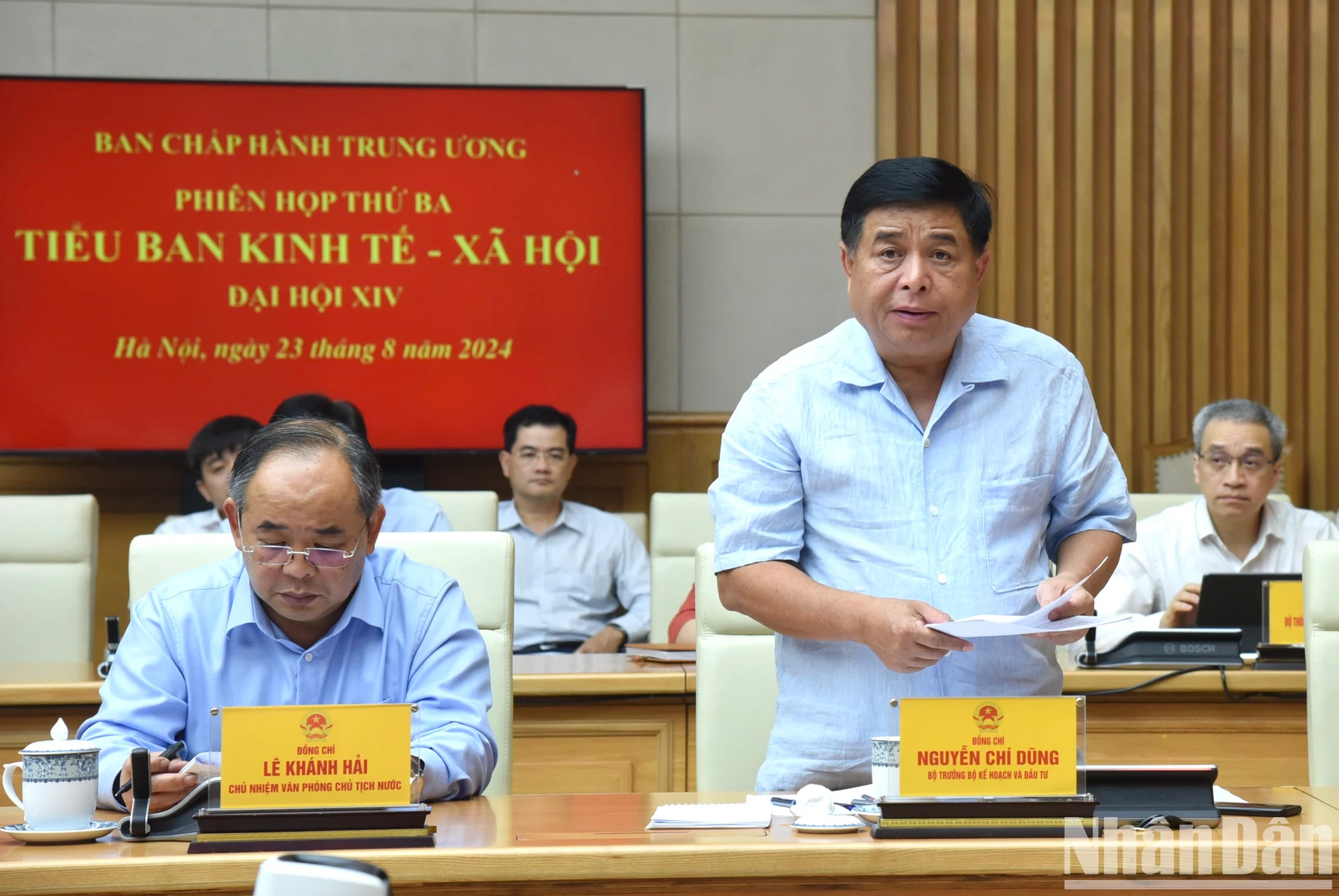 计划投资部长、越共十四大经济社会小组编辑委员会常委阮志勇作经济社会专题报告草案。 计划投资部长、越共十四大经济社会小组编辑委员会常委阮志勇作经济社会专题报告草案。