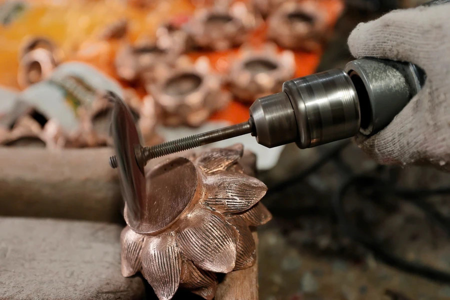 工匠们精心雕刻出铸造青铜制品的每一条精致的线条。