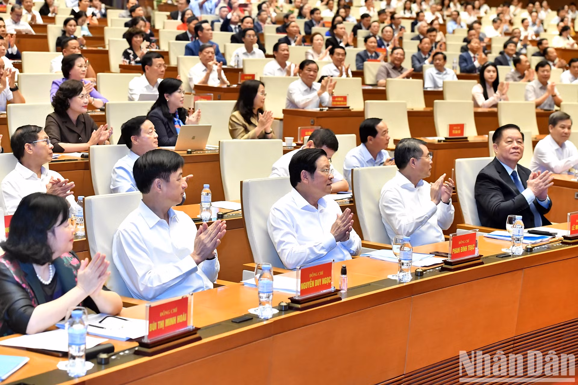 党和国家领导人与会。