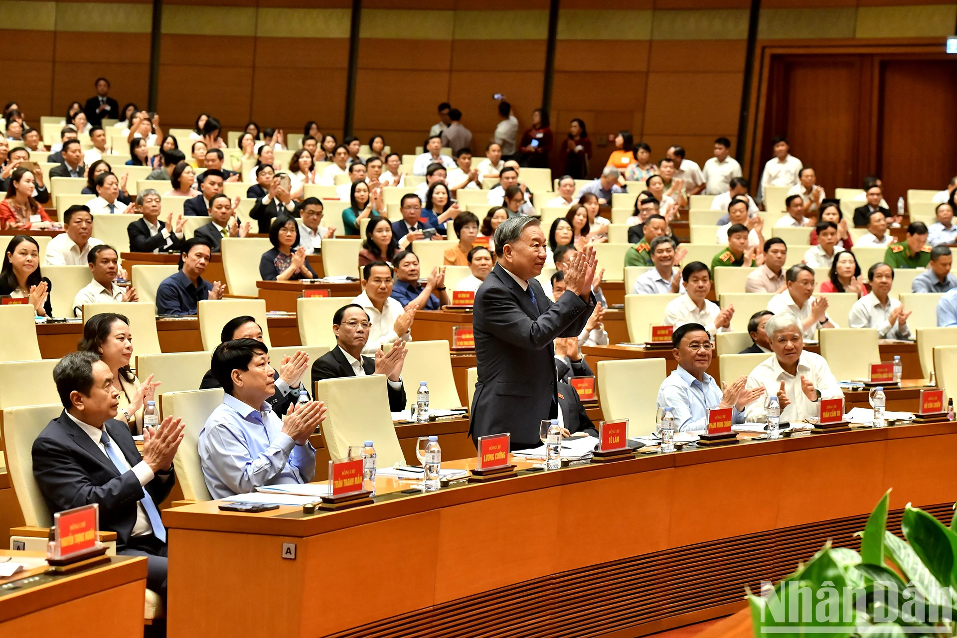 苏林总书记出席会议。