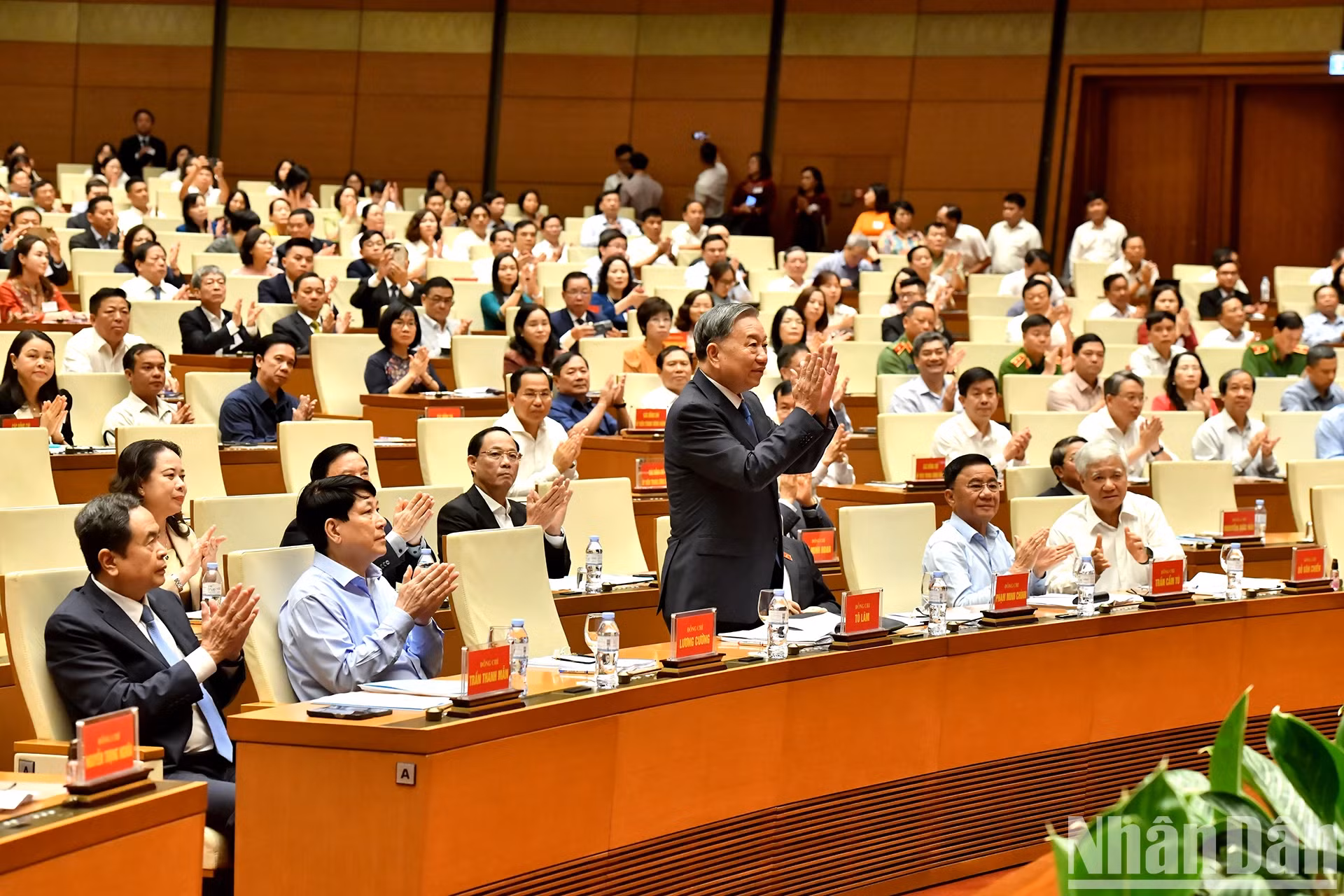 苏林总书记出席会议。