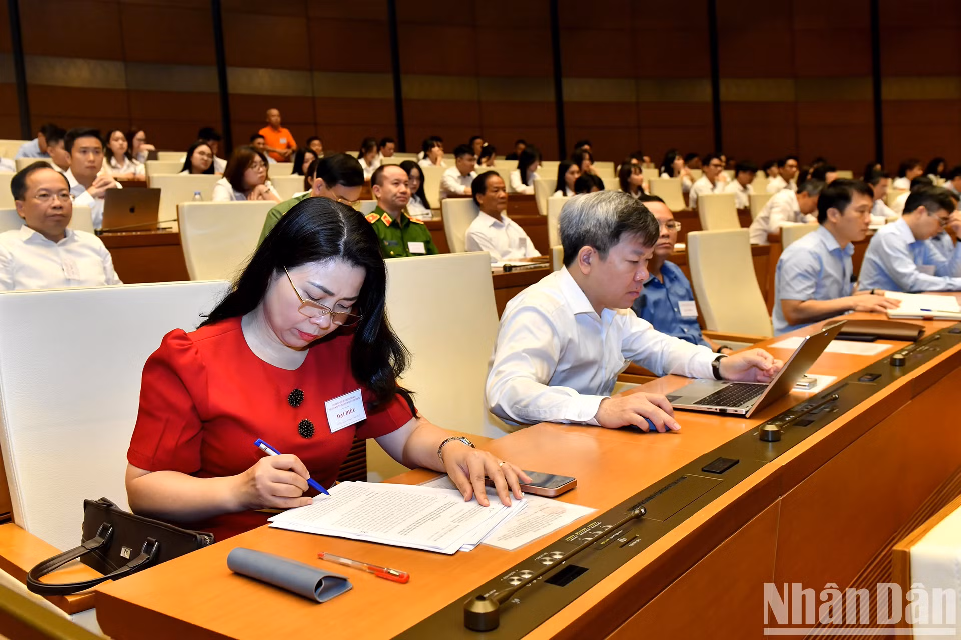 会议在国会大厦延鸿大会堂举行。