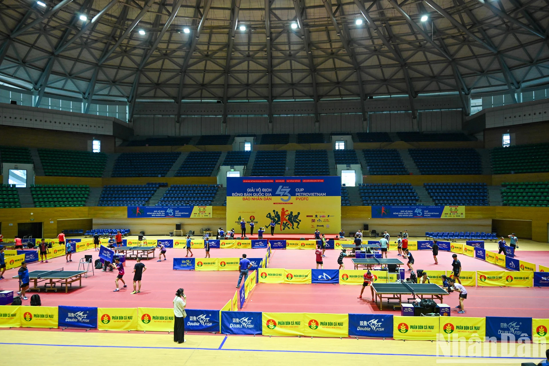 参赛选手热身。