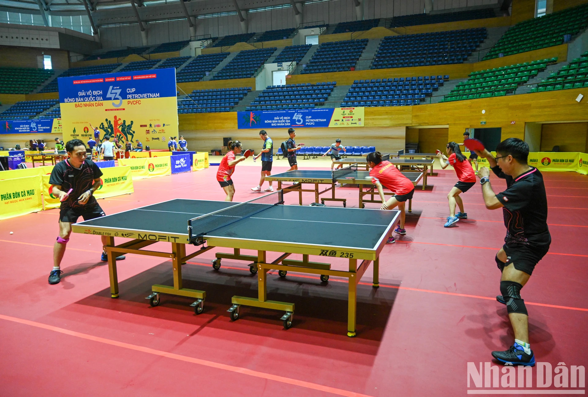 参赛选手热身。