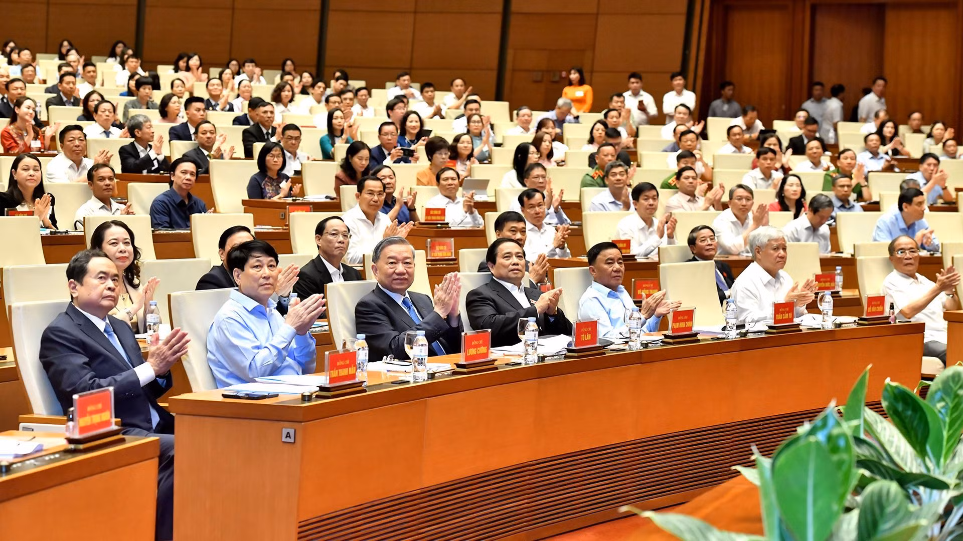 贯彻越共中央政治局第66-NQ/TW和第68-NQ/TW决议全会会议【组图】